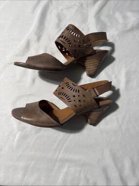 Clarks Artisan Leather Platform Wedge Sandals Taupe Brown Cutout Strappy Boho
